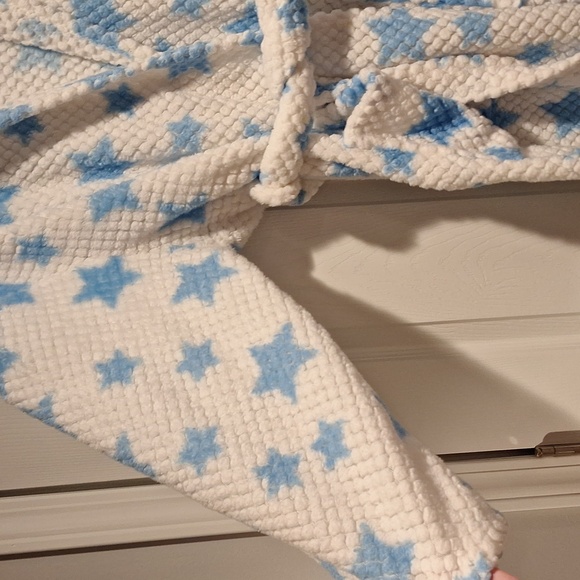 Fluffy robe with hood and tie belt - Picture 2 of 10